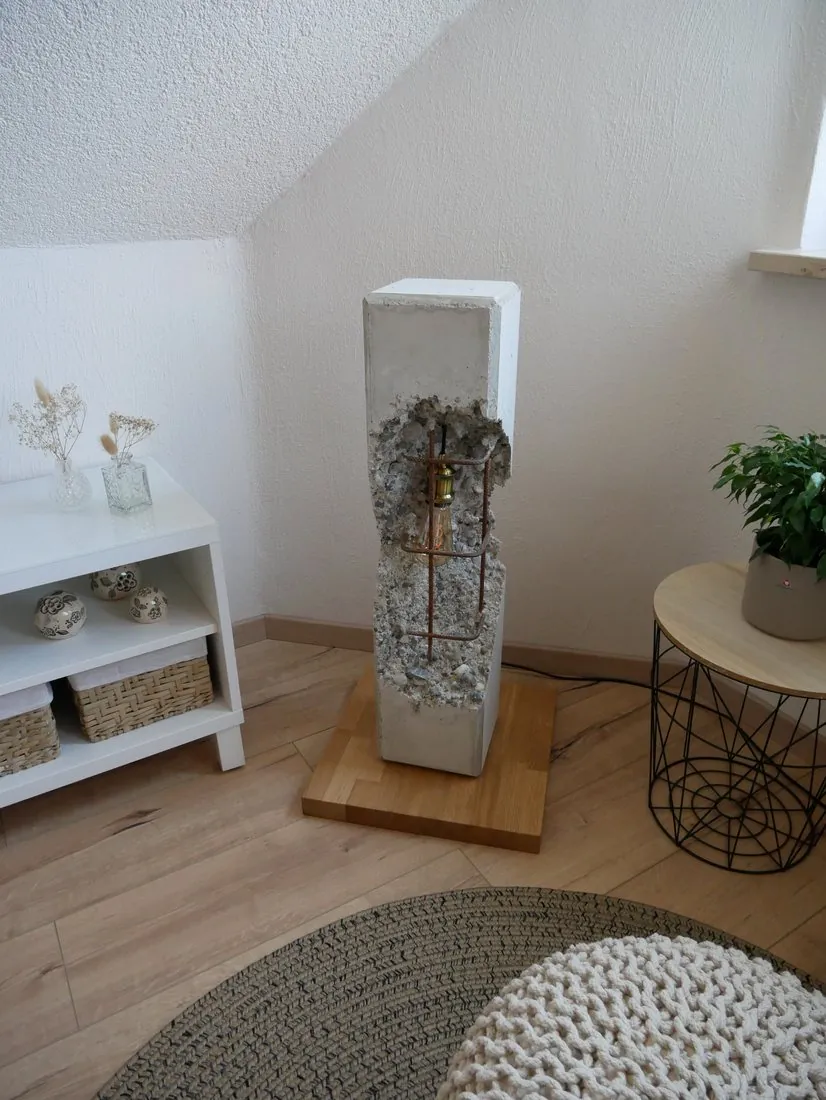 MONOLITH FORGE – Stehlampe aus Beton, 80 cm hoch